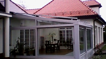 Ogród zimowy ściany przesuwne, roleta dachowa typu Veranda z czujnikiem pogodowym sterowana elektrycznie jako element zacieniający.